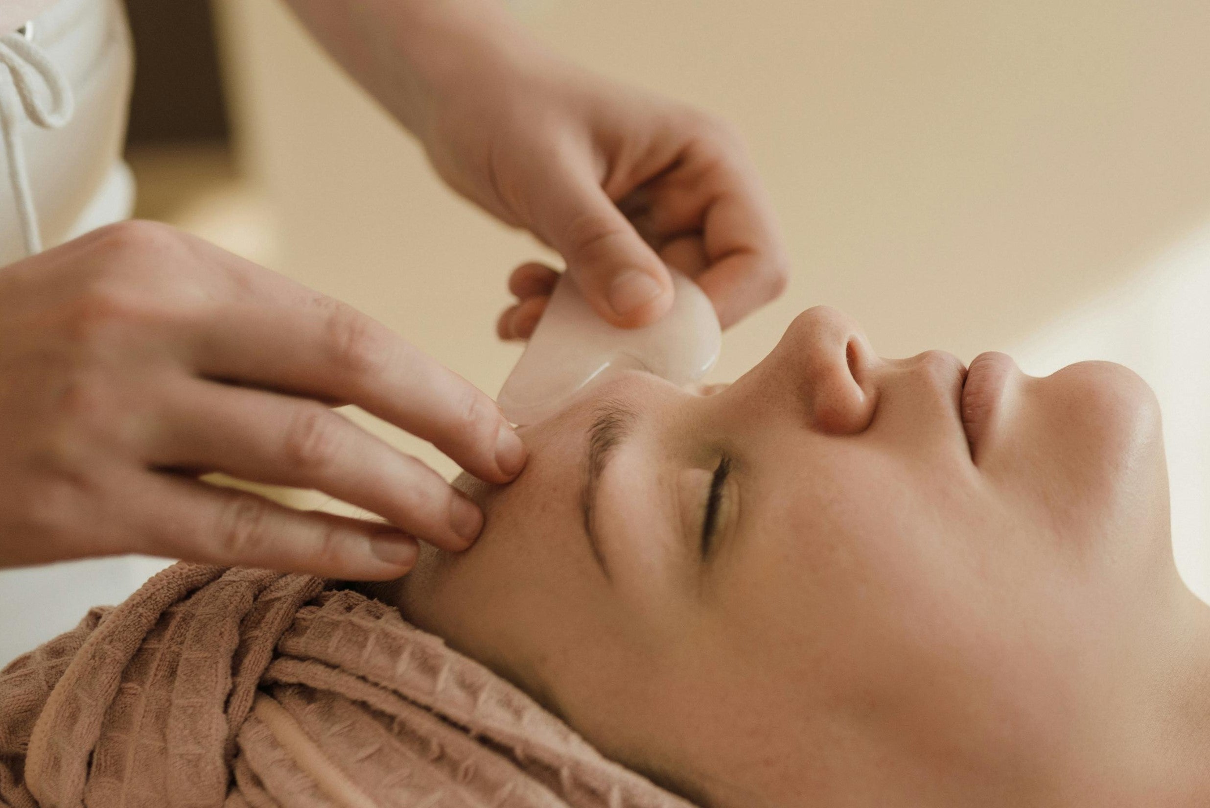 Massage du visage avec Gua Sha