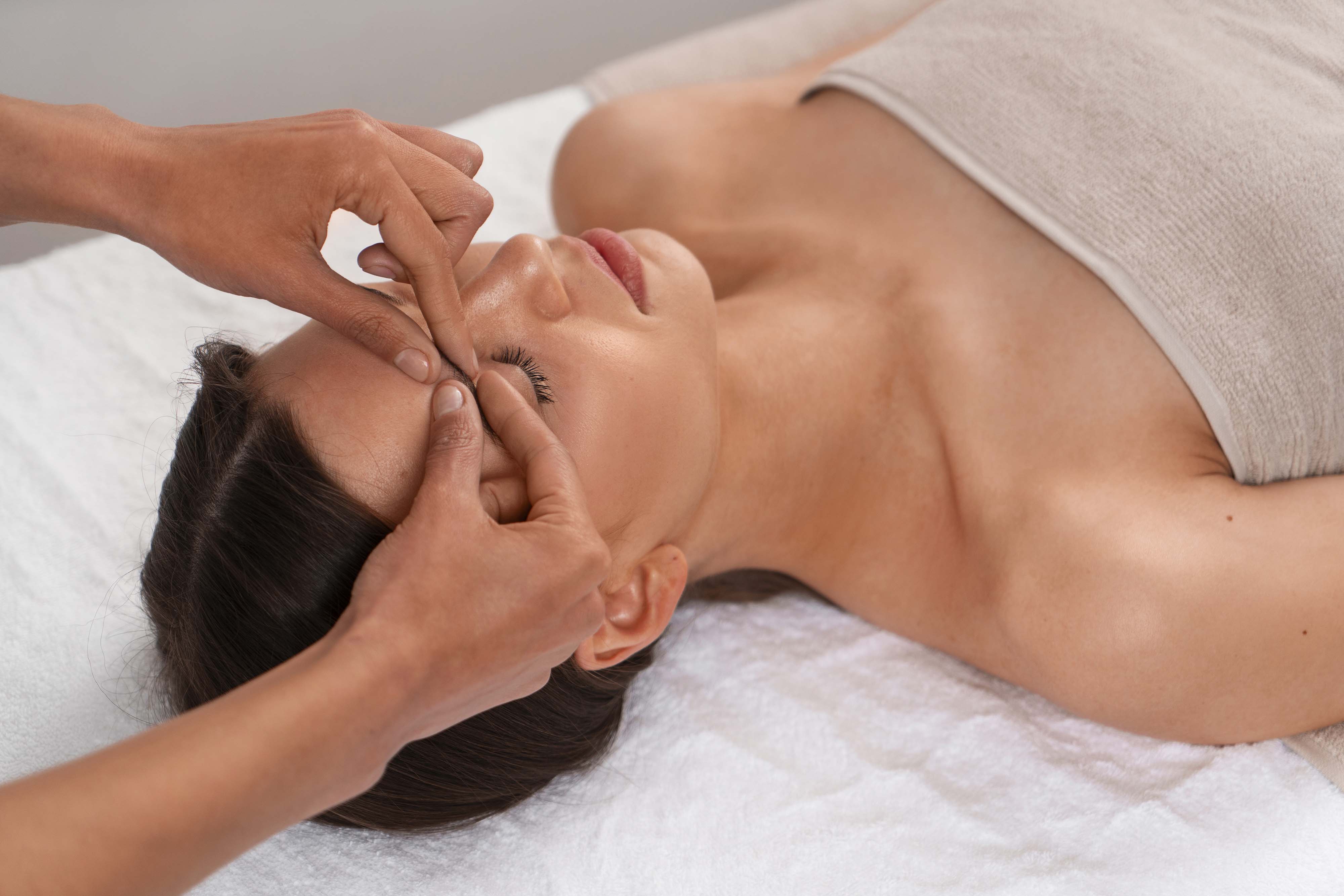 Femme qui se fait masser le visage