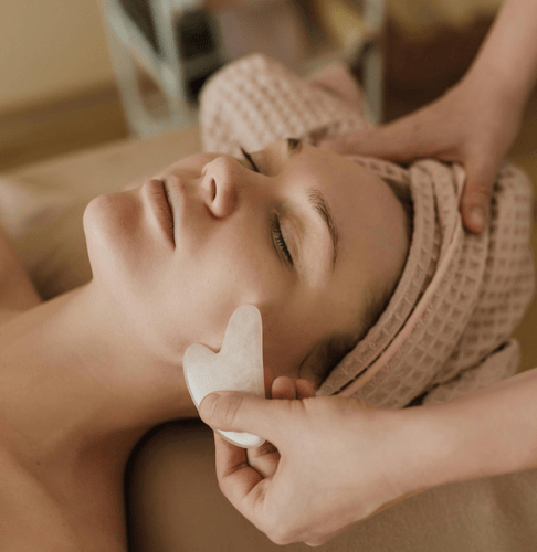 Tout Savoir sur le Gua Sha en Quartz Rose : Bienfaits, Utilisation et Conseils