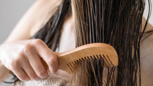 Guide Ultime pour des Cheveux Forts et Brillants : Astuces et Conseils